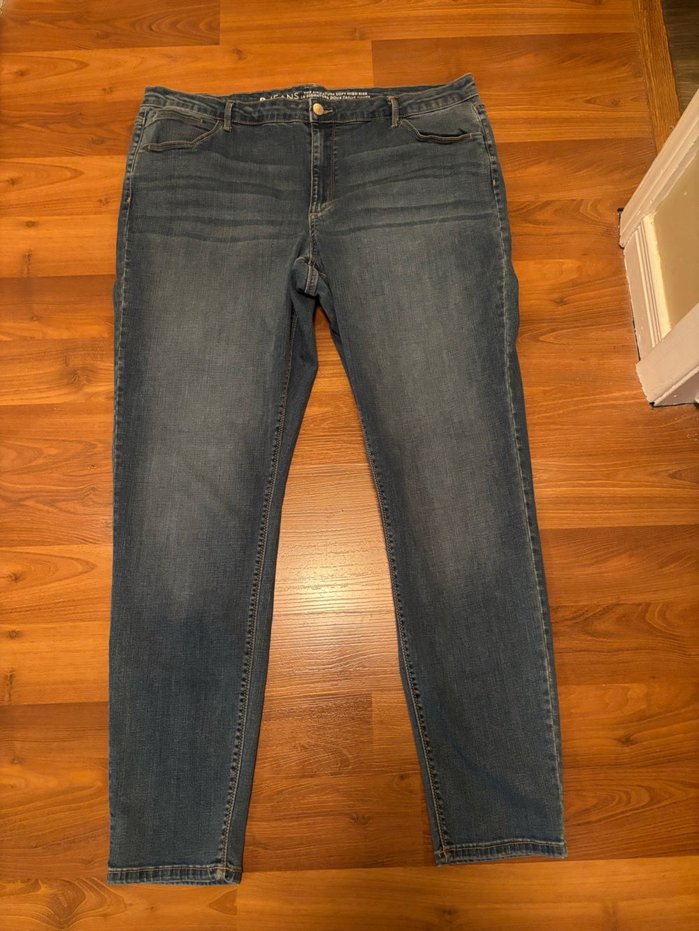 Reitmans Women's Straight Jeans in Mid Blue Wash